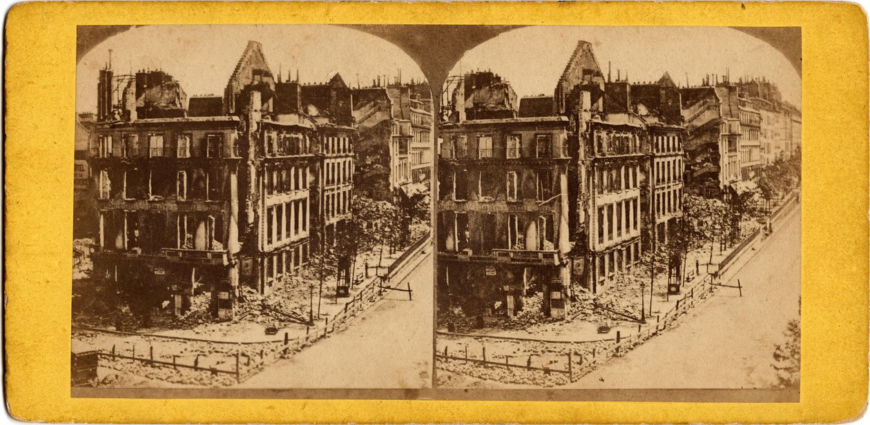 Município de Paris (1871): vista de Paris em ruínas. Fotografia anónima. Impressão em papelão. Dim. 17,5x6,9 cm de Unbekannt