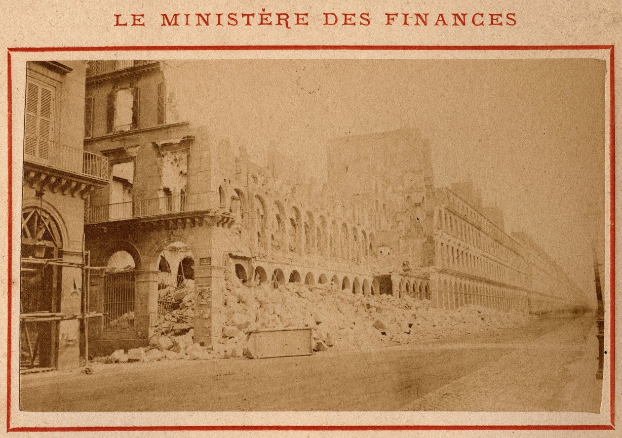 Município de Paris (1871): vista do Ministério das Finanças em ruínas em Paris, em maio de 1871. Fotografia de Pierre Pepetit. Impressão em papelão, Dim. 9x5,4 cm de Unbekannt