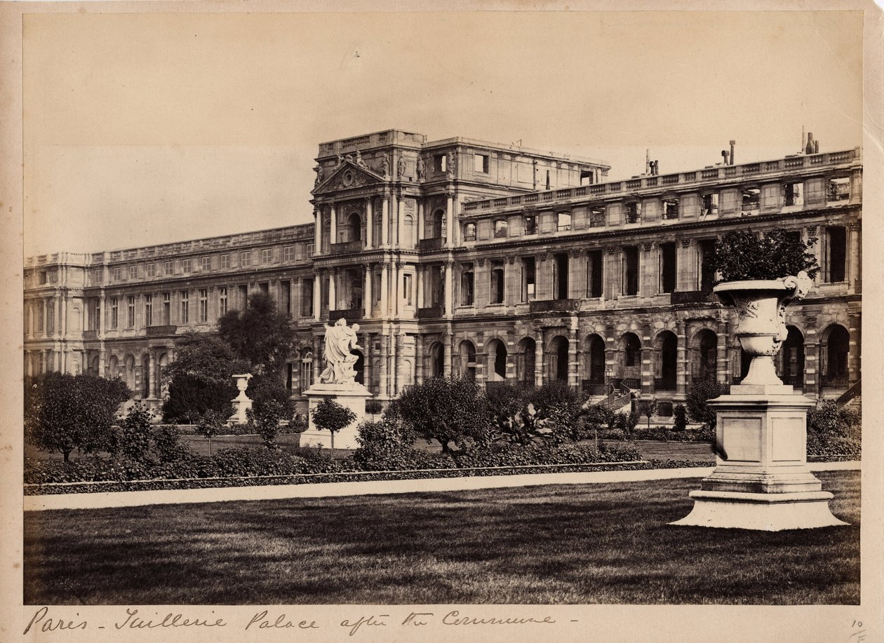 Município de Paris (1871): vista do Palais des Tuileries em Paris por volta de maio de 1871. Fotografia anônima. Impressão em papelão, Dim. 29x20 cm de Unbekannt