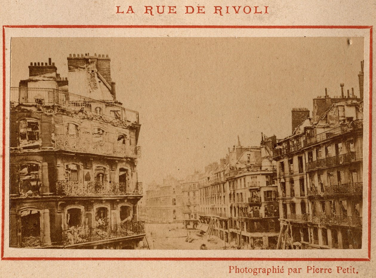 Município de Paris (1871): vista dos edifícios incendiários da Rue de Rivoli em Paris, em maio de 1871. Fotografia de Pierre Pepetit. Impressão em papelão, Dim. 9x5,4 cm de Unbekannt