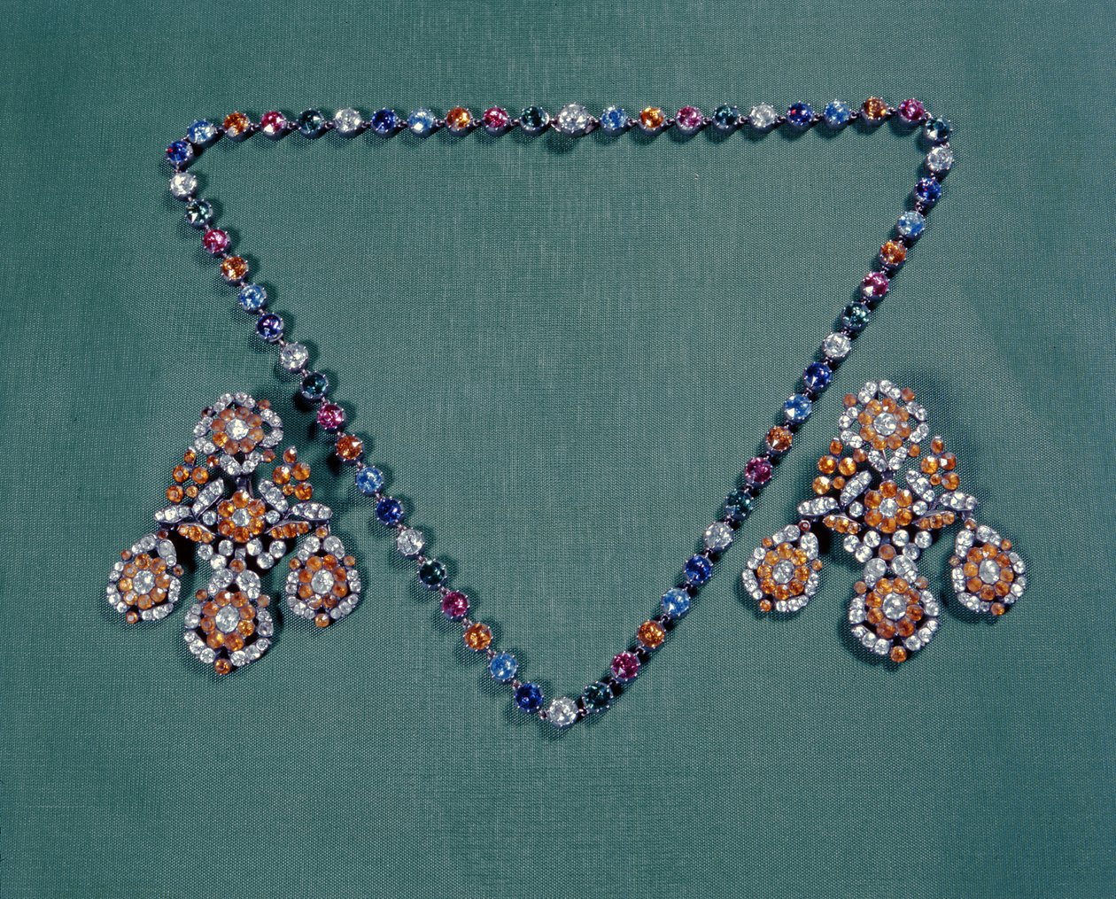 Conjunto de colar e brincos com pastas multicoloridas, c.1760 de Unbekannt