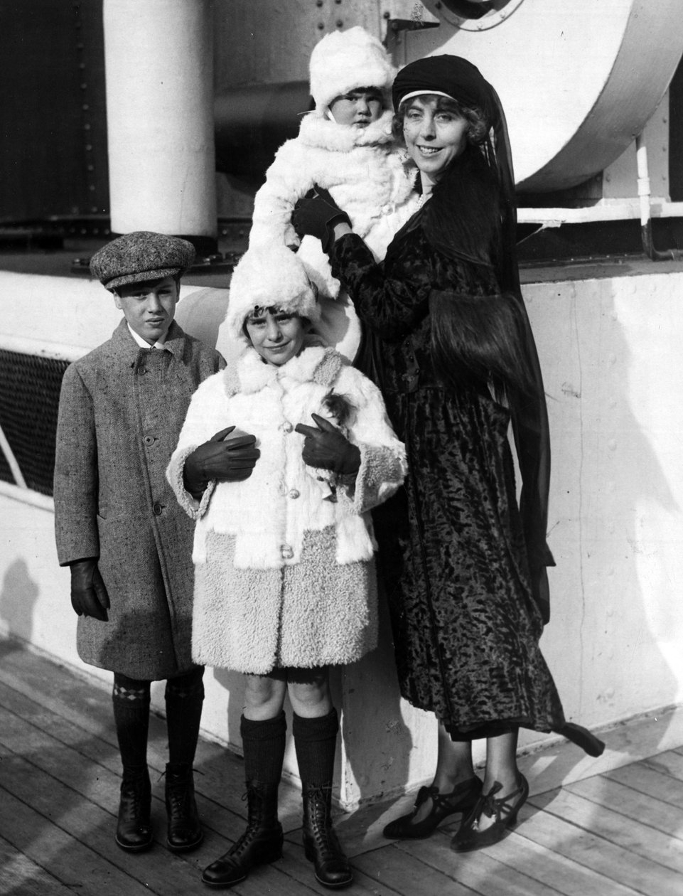 Nova Iorque (EUA), Dezembro de 1923: Fotografias na SS Paris, Sra. Guinevere Sinclair Gould (viúva do financeiro George J. Gould I) e seus três filhos (George J. Gould Jr, Jane S. Gould e Guinevere S. Gould) durante seu embarque para a Europa. Sra. Guineve de Unbekannt