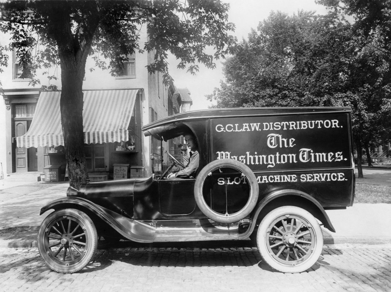 Newspaper Truck, Estados Unidos, c.1919 (foto a p/b) de Unbekannt