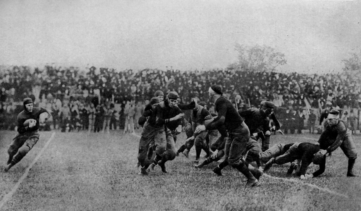América do Norte. O meio-campo joga num jogo de futebol americano. 1920 de Unbekannt