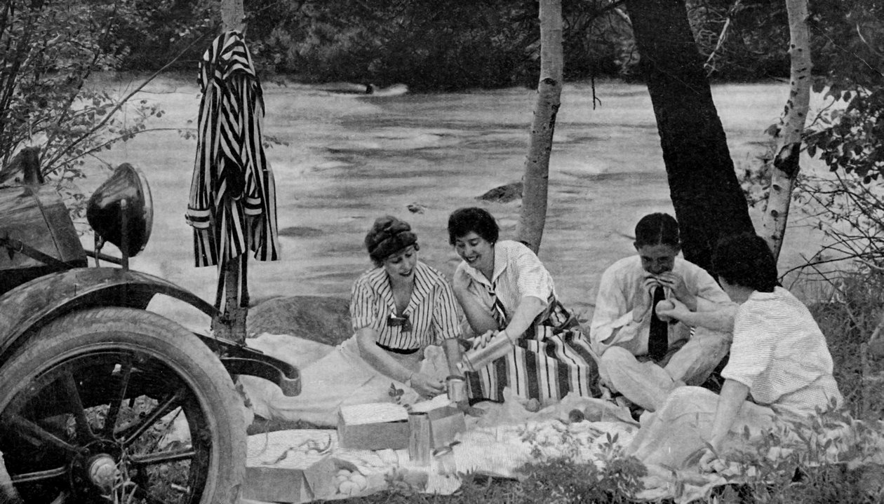 América do Norte. Festa de piquenique ataca a cesta do almoço durante uma viagem às montanhas de Ozark. 1920 de Unbekannt