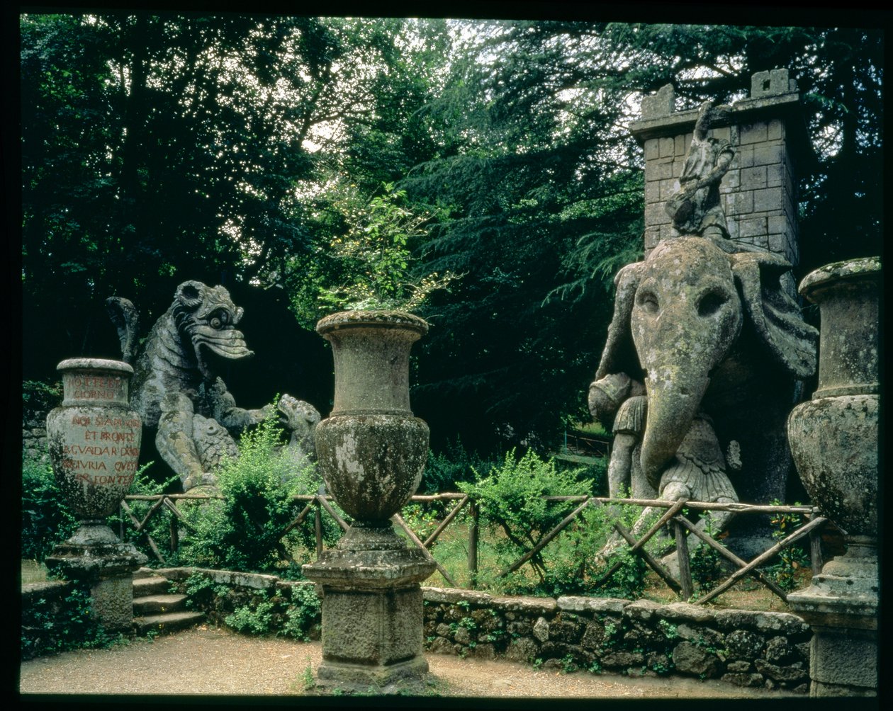 Um dos elefantes de Aníbal e um dragão lutando com um leão, esculturas dos jardins do Parco dei Mostri (Parque dos Monstros) dispostas entre 1550-63 pelo Duque de Orsini, para desenhos de Giacomo Barozzi da Vignola (1507-73) (pedra) (foto) (para detalhes v de Unbekannt