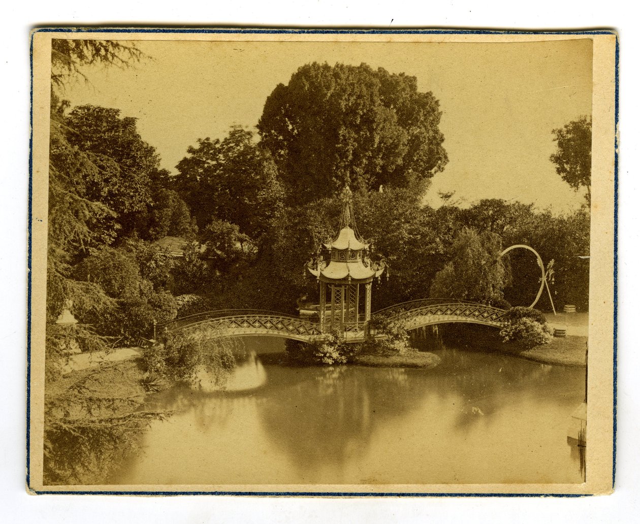 Orleães, Loiret (45), Centro, França, Pavilhão e ponte chinesa num parque de Orleães de Unbekannter Künstler