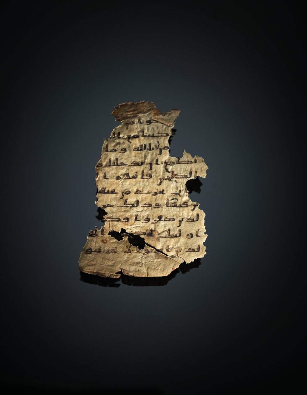 Página de um palimpsesto do Alcorão não registrado copiado em uma Bíblia copta anterior, provavelmente Egito, século c.8 (tinta em pergaminho) de Unbekannt