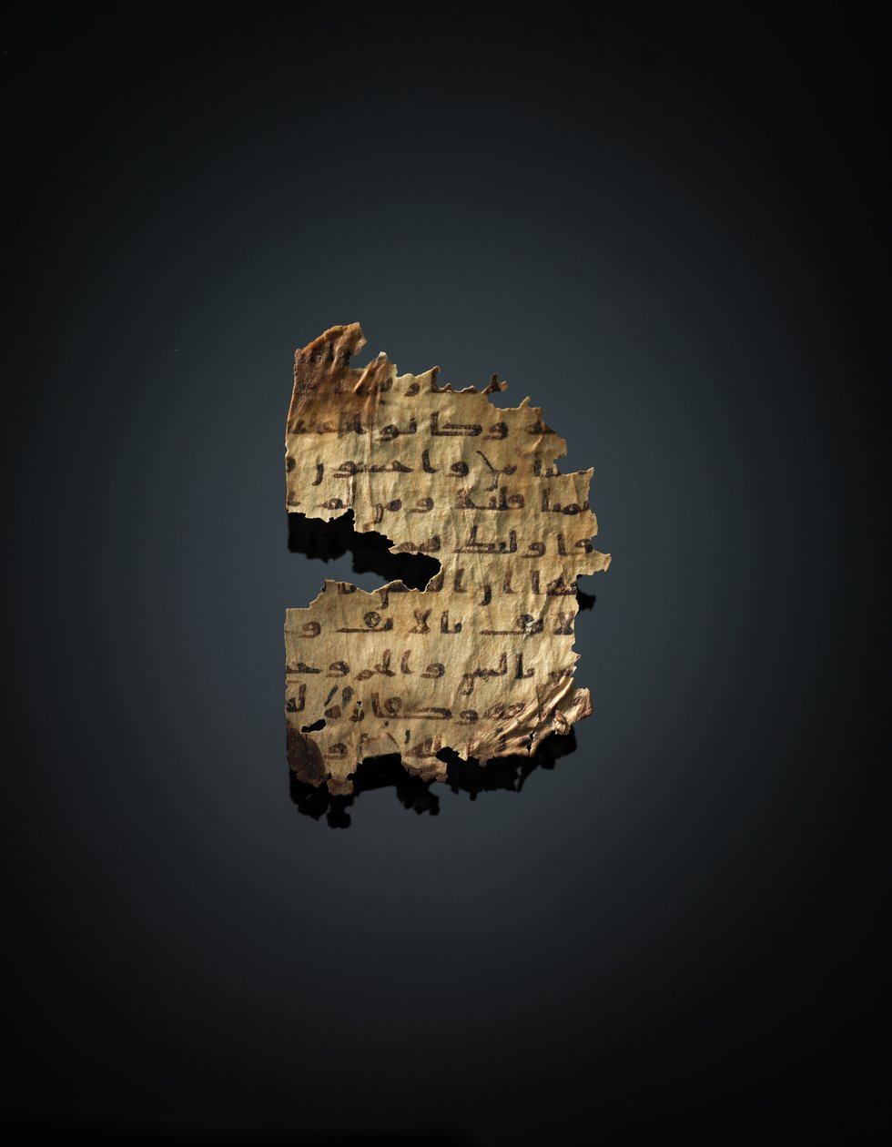 Página de um palimpsesto do Alcorão não registrado copiado em uma Bíblia copta anterior, provavelmente Egito, século c.8 (tinta em pergaminho) de Unbekannt