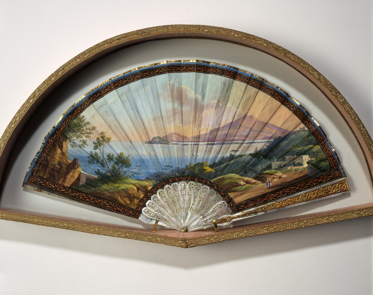 Modelo de fã de papel com uma pintura guache representando os destinos do Grand Tour, geralmente uma viagem prática de artistas e intelectuais dos séculos XVIII e XIX nos países do Mediterrâneo durante a sua juventude para a sua educação e enriquecimento de Unbekannt