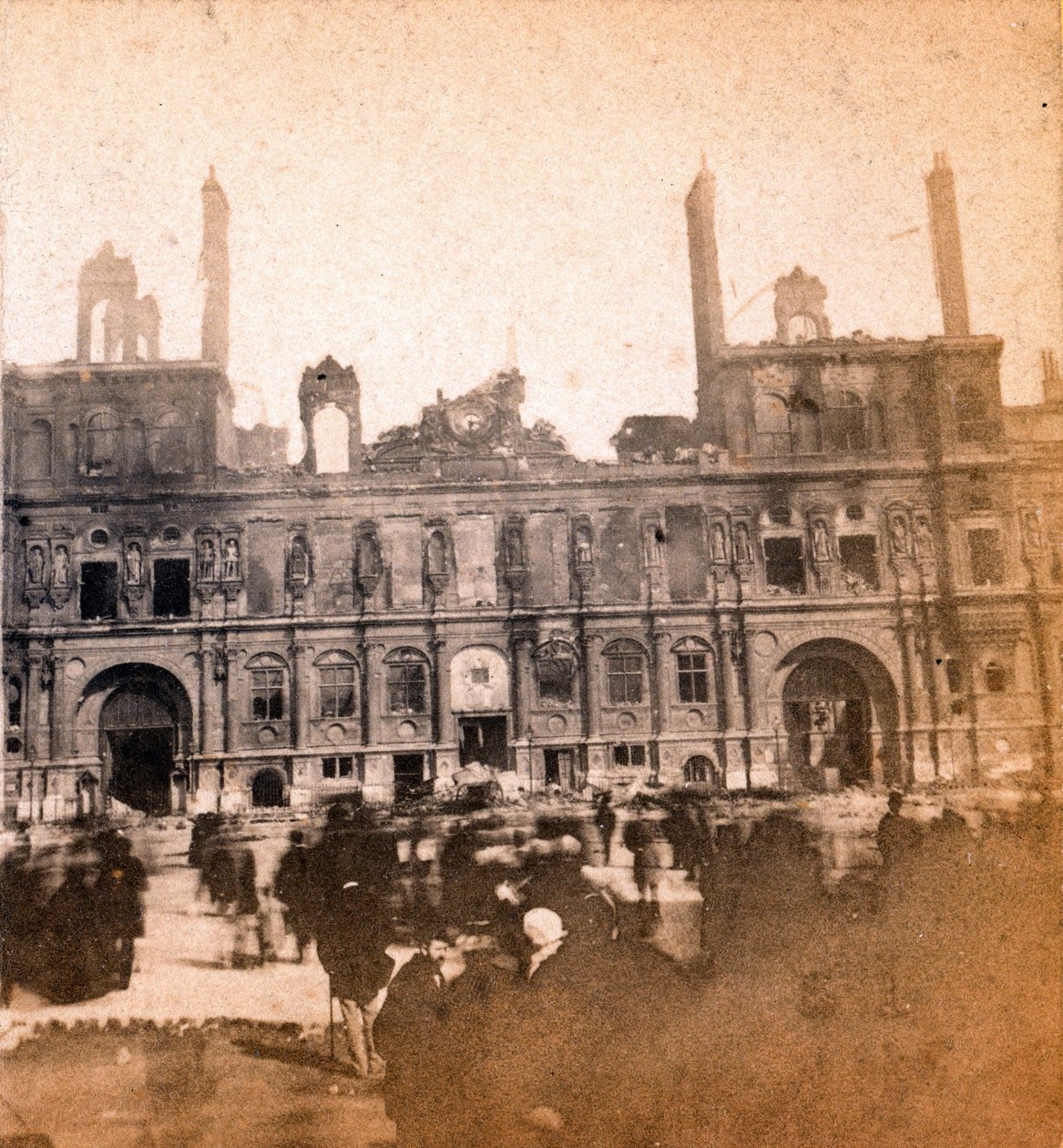Comuna de Paris (1871): vista do Hotel de Ville após o incêndio de maio de 1871. Fotografia anónima. Impressão em papelão Dim. 8,5x8 cm de Unbekannt