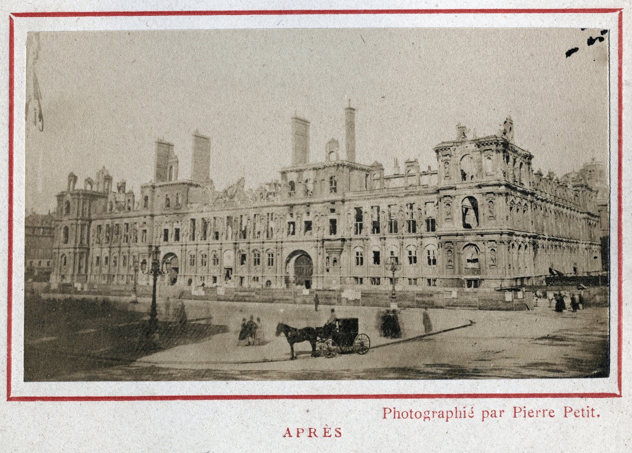 Comuna de Paris (1871): vista do Hotel de Ville em Paris após o seu incêndio em Maio de 1871. Fotografia de Pierre Pepetit. Impressão em papelão, Dim. 9x5,4 cm de Unbekannt