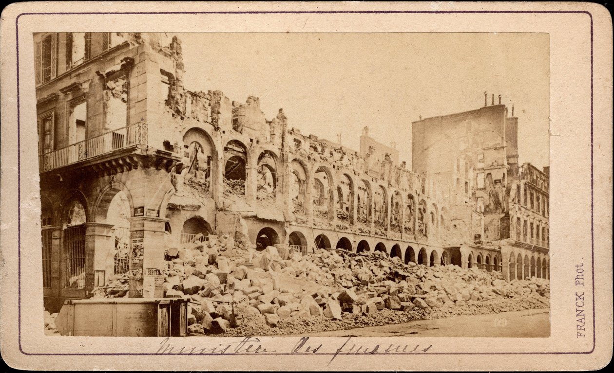 Comuna de Paris (1871): vista do Ministério das Finanças em ruínas em maio de 1871. Fotografia de Franck. Dim. 10,3X6,9 cm de Unbekannt