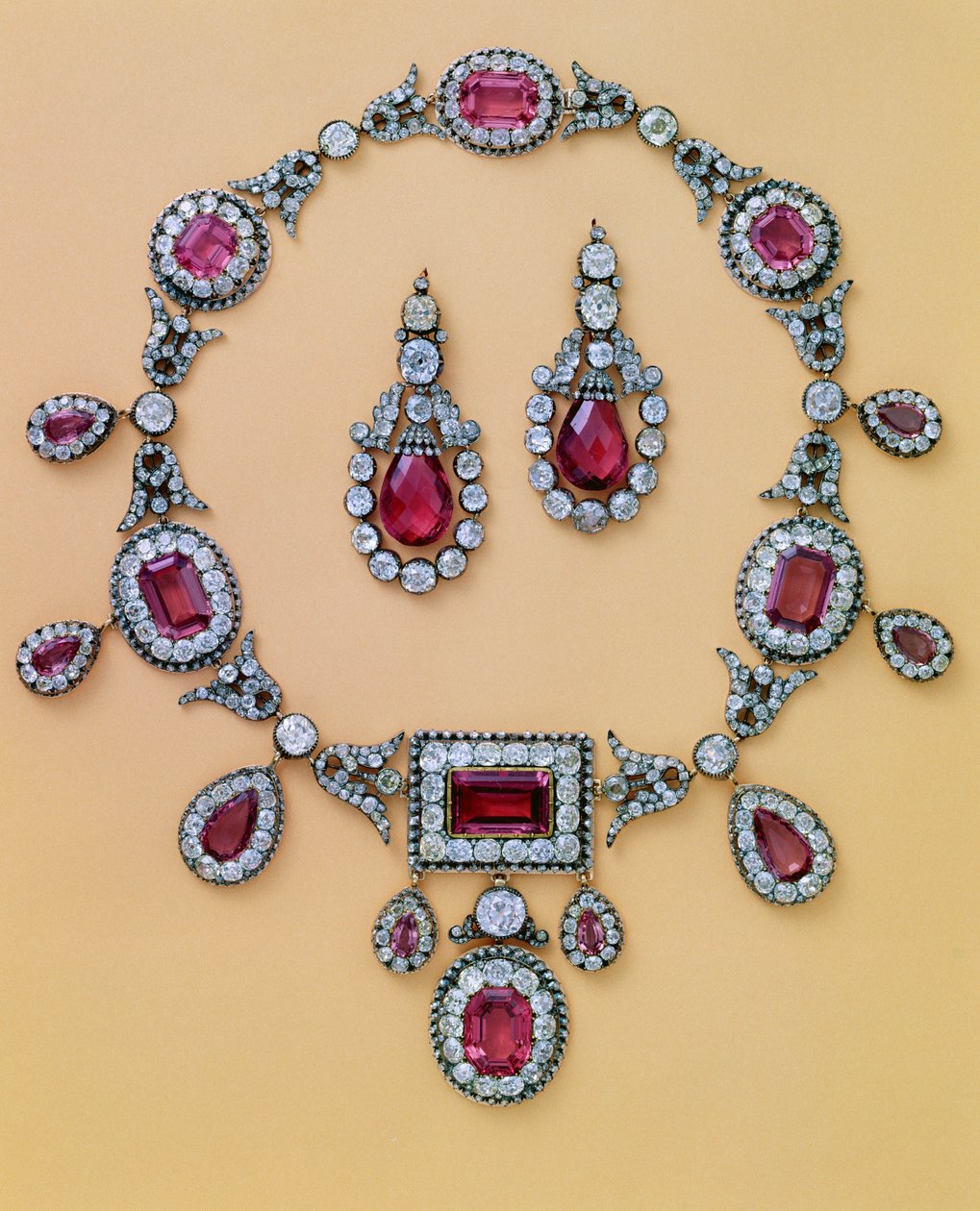 Parte de um espinélio antigo e parura de diamante compreendendo tiara, enfeite de cabelo, colar e pingentes de orelha de Unbekannt