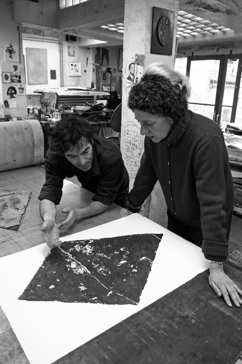 Pascal Gauvard, co-fundador da oficina de gravura Pasnic, Annie-Paule Thorel, pintora francesa. Análise de uma gravura. Oficina de gravura Pasnic em Paris, em 2009. de Unbekannt