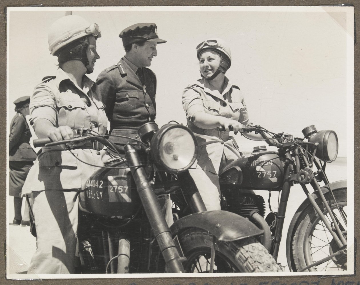 Fotografia de um álbum contendo 65 fotografias relativas ao Serviço Territorial Auxiliar e às Forças Britânicas no Médio Oriente de Unbekannt