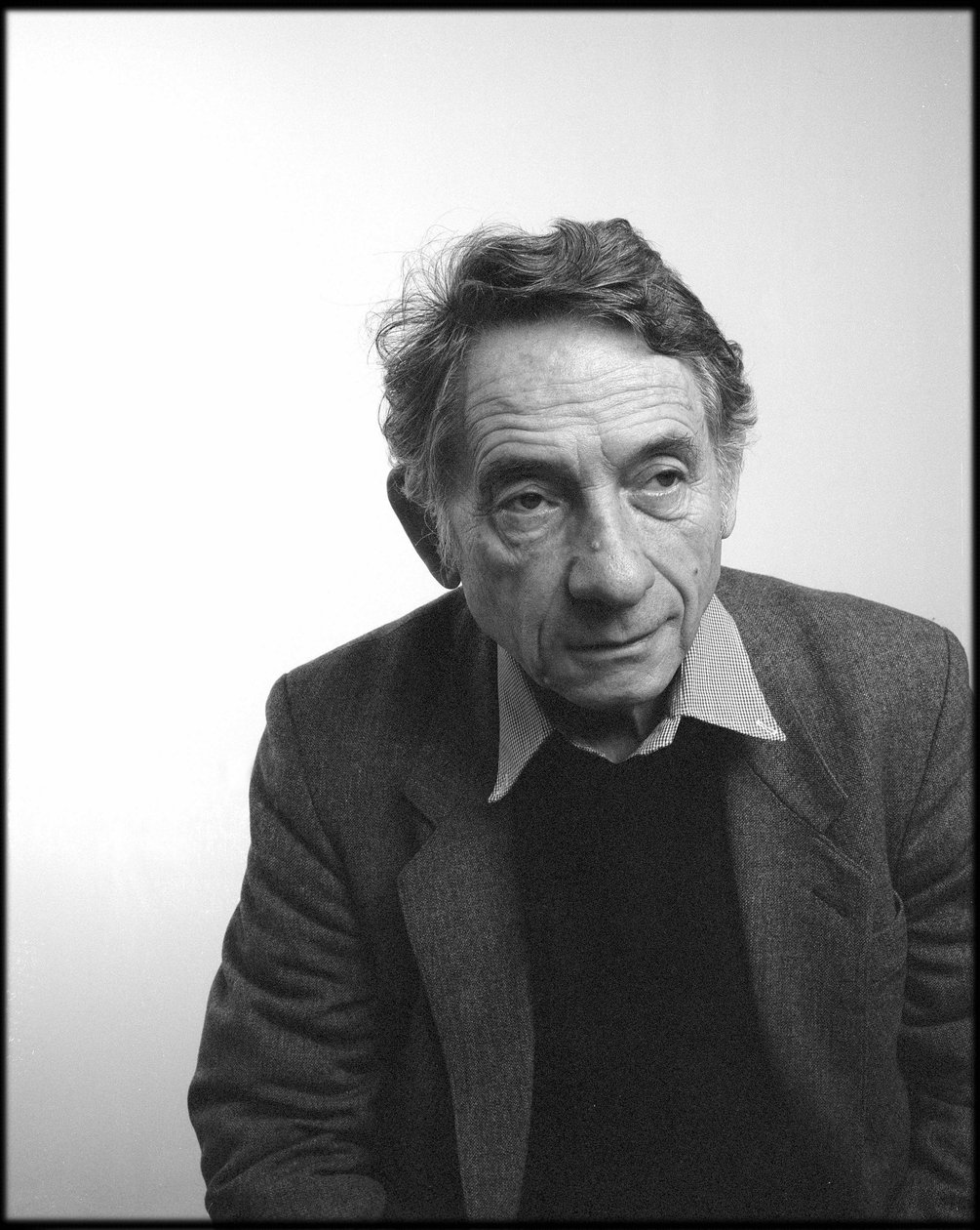 Fotógrafo Mario Dondero no estúdio Leemage em 2004. de Unbekannt