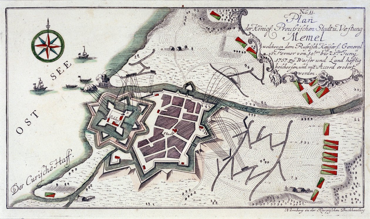 Plano de Memel (atual Klaipeda, Lituânia), durante a rendição da cidade, de 27 de junho a 5 de julho de 1757. Água-forte a cores de 1764. de Unbekannter Künstler