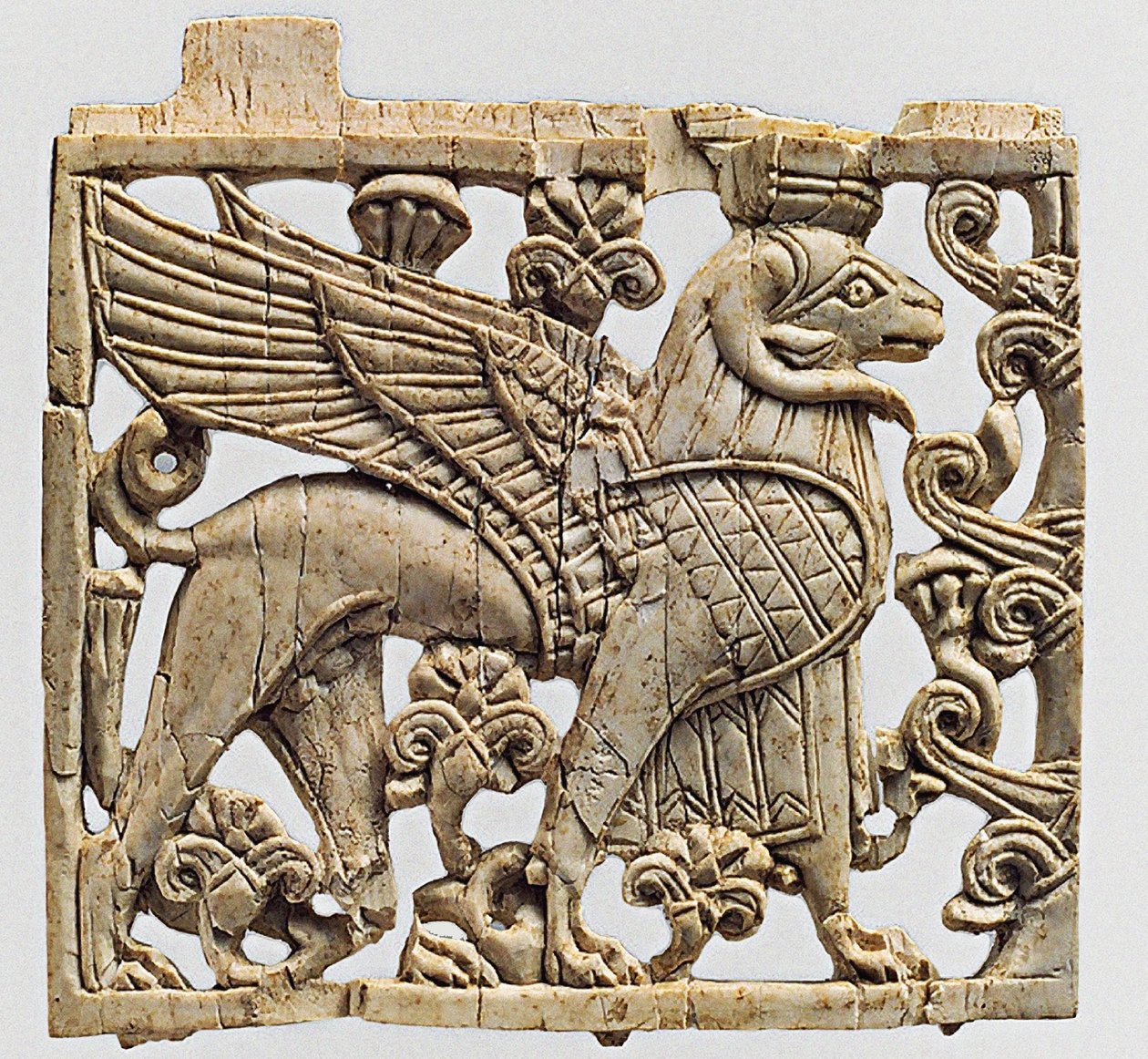 Placa representando uma Esfinge com cabeça de carneiro, Nimrud, Mesopotâmia, século 9 a 8 a.C. de Unbekannt