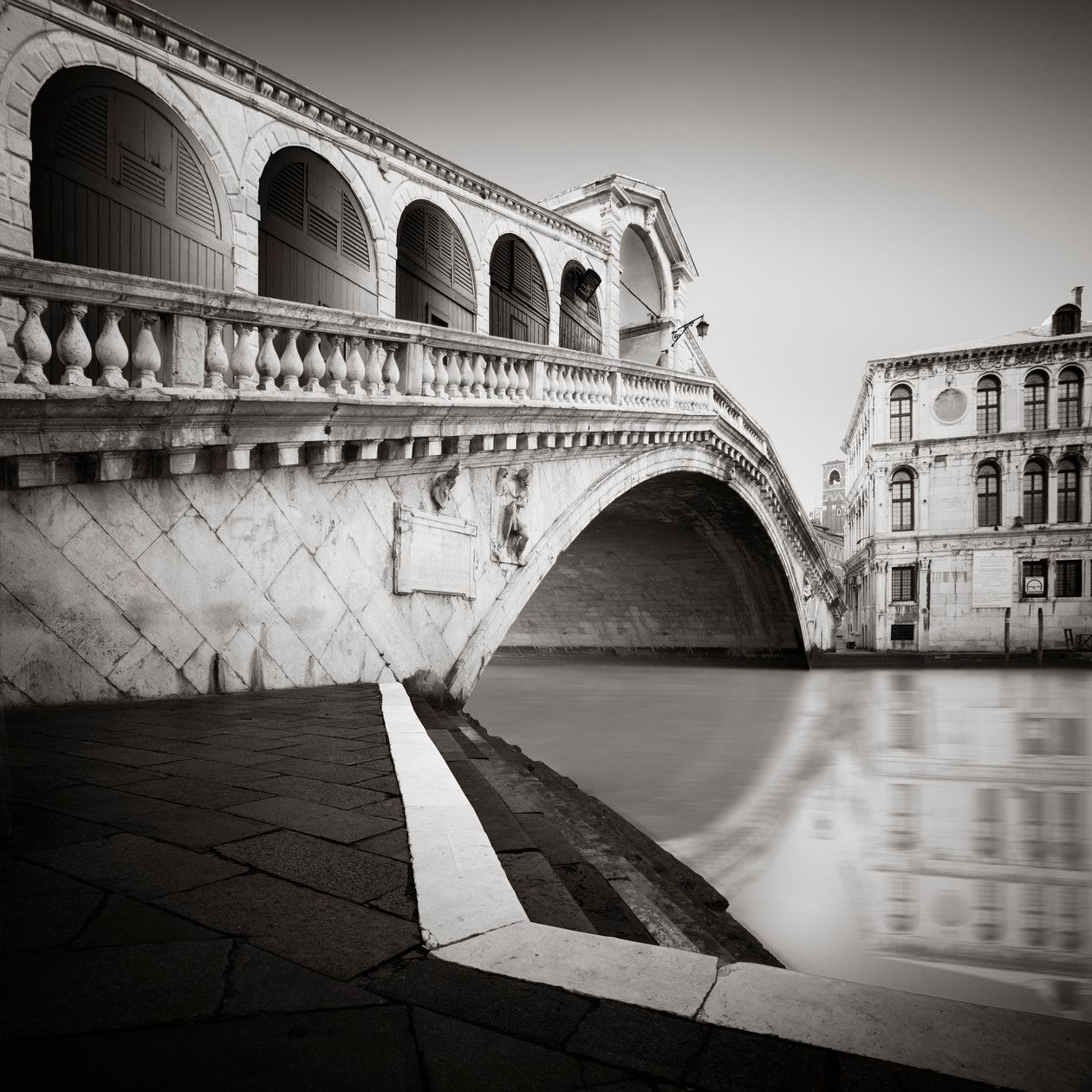 Ponte di Rialto - Study 3 Veneza, Itália, 2013 (foto p/b) de Leopold Blonder