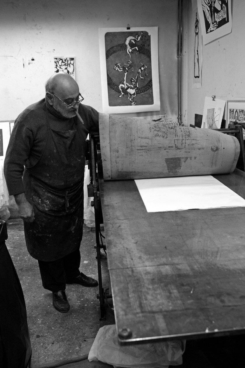 Retrato de Dikran Daderian, pintor e gravador libanês. Preparação do sorteio. Oficina de gravura Pasnic em Paris, em 2008. de Unbekannt