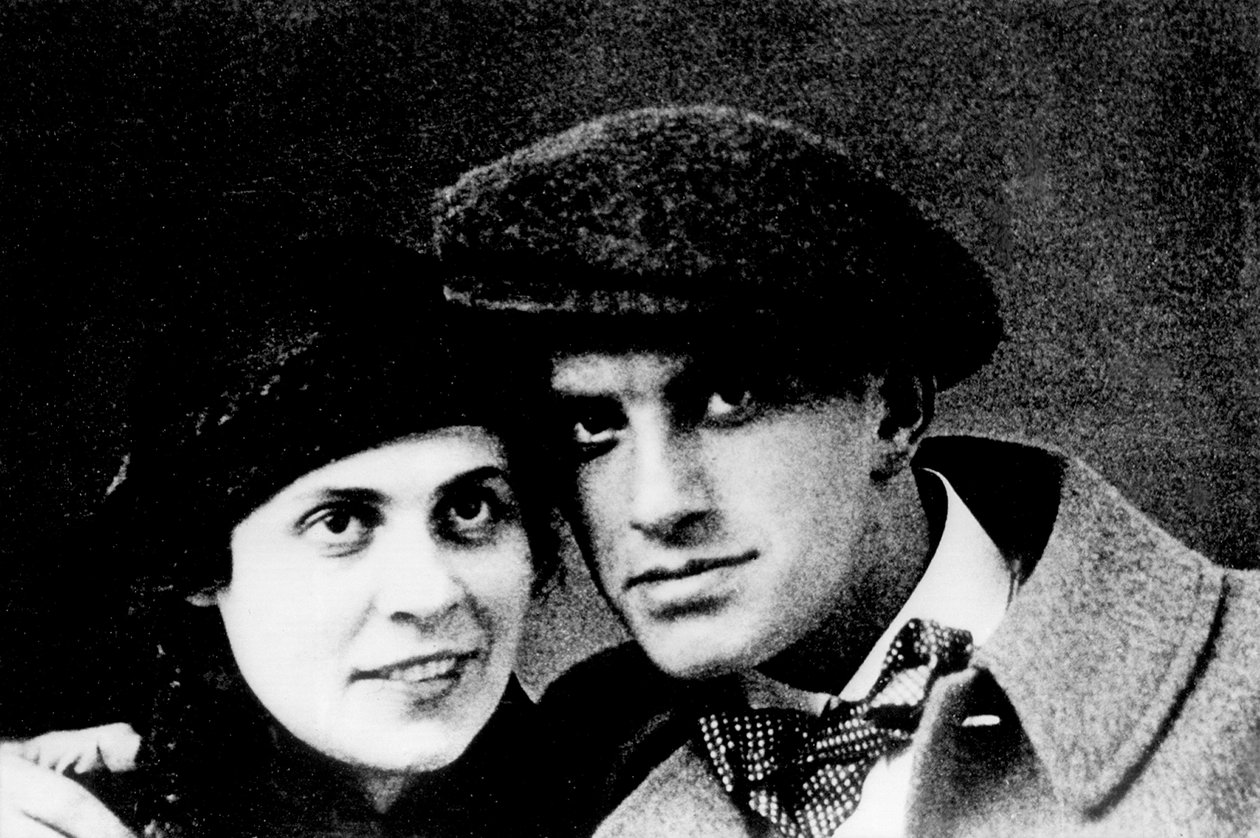 Retrato de Lili Brik (1891-1978) e Vladimir Maiakovsky (Mayakovsky ou Maiakovsky) (1893-1930) ca. 1915 Fotografia de Unbekannt