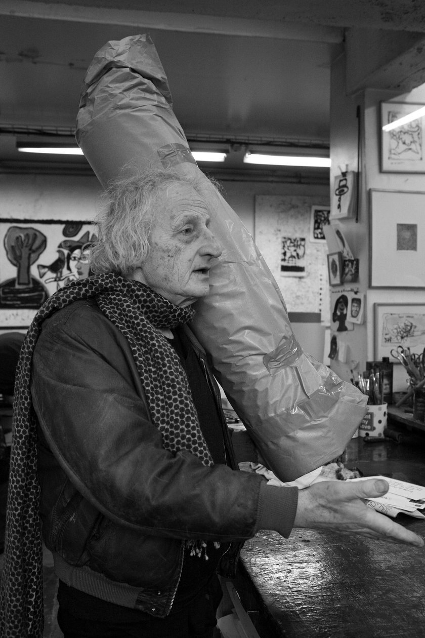 Retrato de Michel Haas, pintor francês. Oficina de gravura Pasnic em Paris, em 2009. de Unbekannt