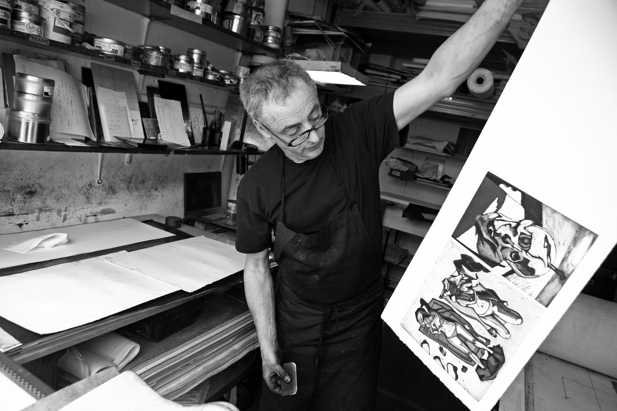 Retrato de Olaf Idalie, aparador, na sua oficina de gravura em Paris, em 2008. de Unbekannt