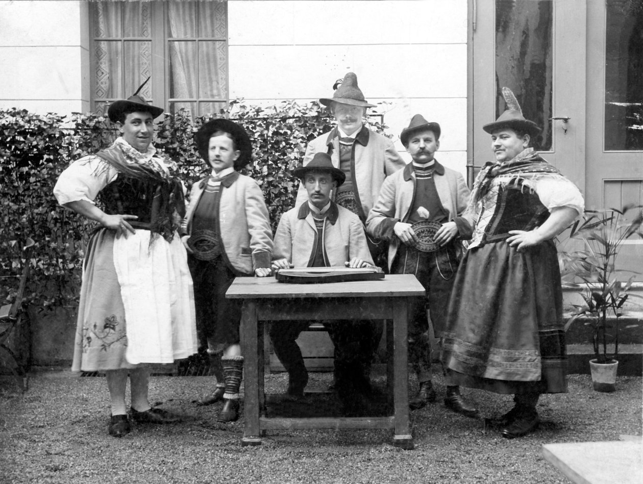 Retrato de um grupo de homens com trajes tradicionais da Baviera, alguns disfarçados de mulher (travestis) 1910, Alemanha Fotografia histórica, homens, alguns vestidos de mulher, cerca de 1910, Baviera, Alemanha de Unbekannter Künstler