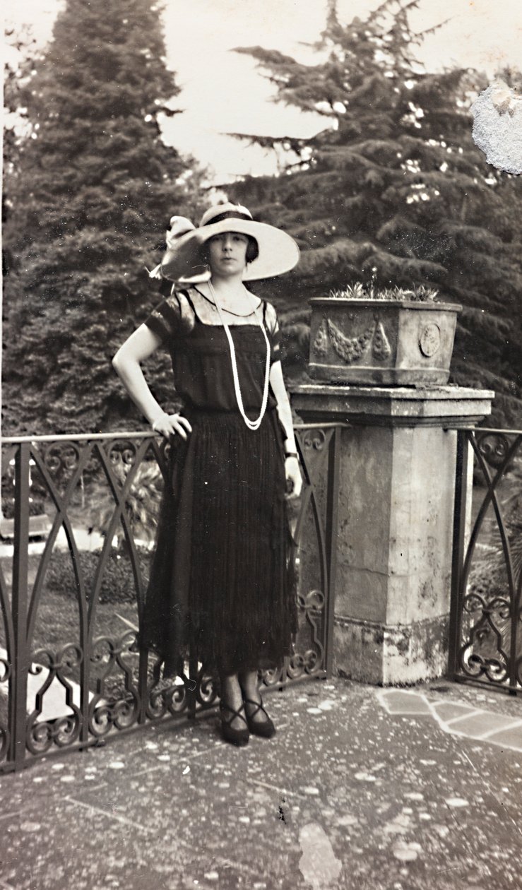 Retrato de uma mulher, talvez membro da família Torrigiani, encostada à balaustrada de um terraço de Unbekannter Künstler