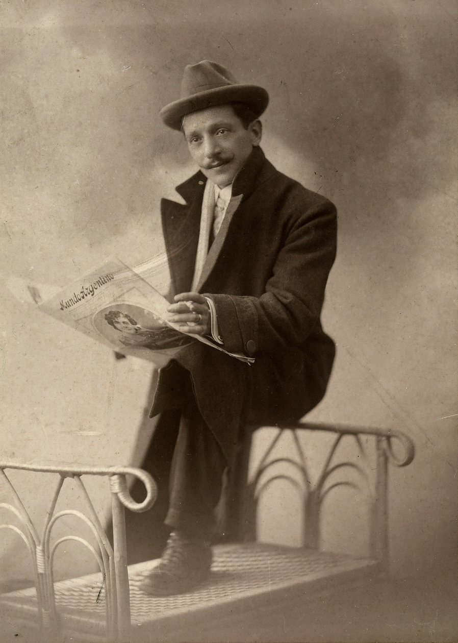 Retrato do fotógrafo Luigi Betti enquanto lê o jornal "Kundo argentino" de Unbekannter Künstler
