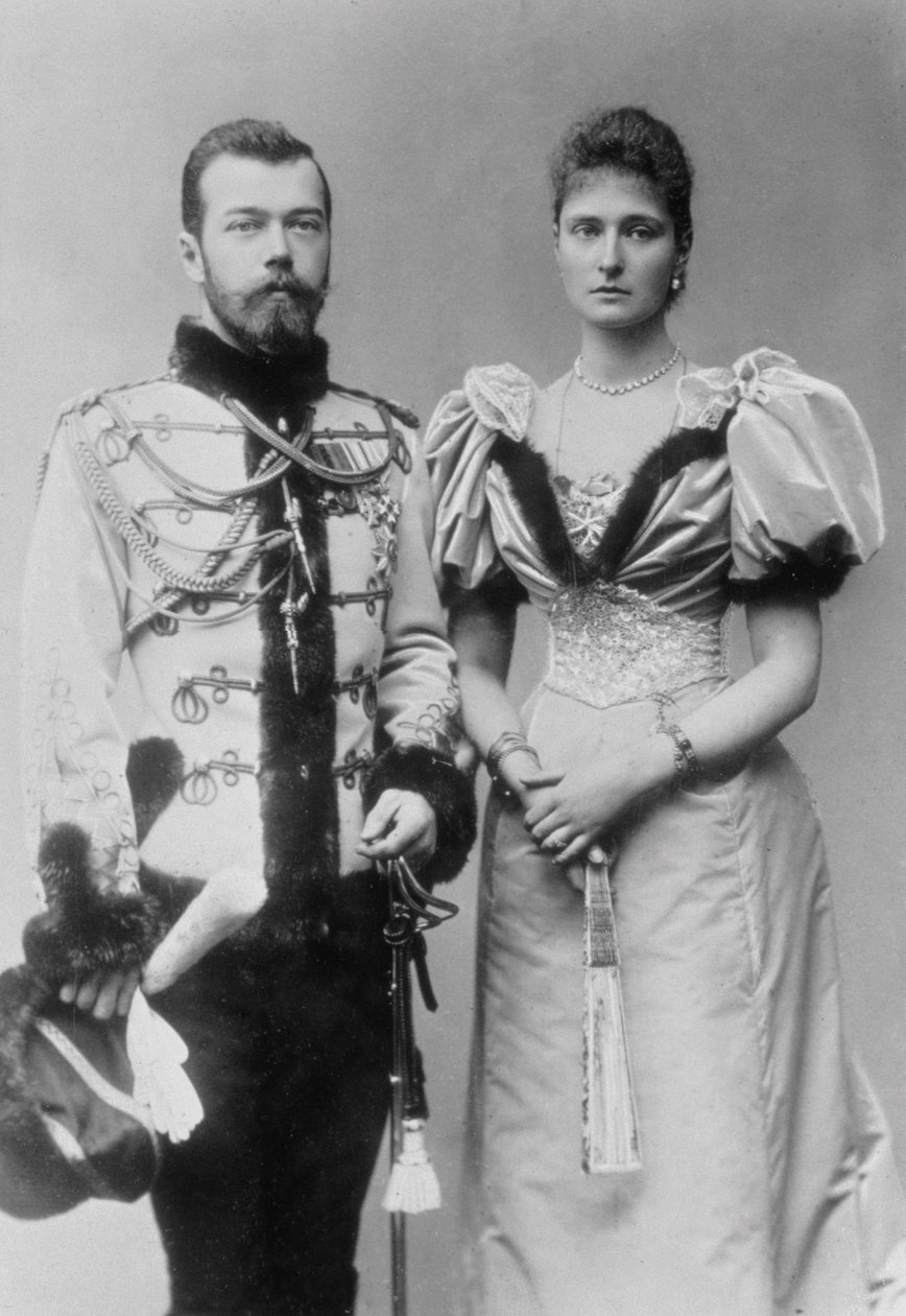 Retrato do czar Nicolau II (1868-1918) e da princesa Alix de Hesse (1872-1918) c.1894 (foto a p/b) de Unbekannt