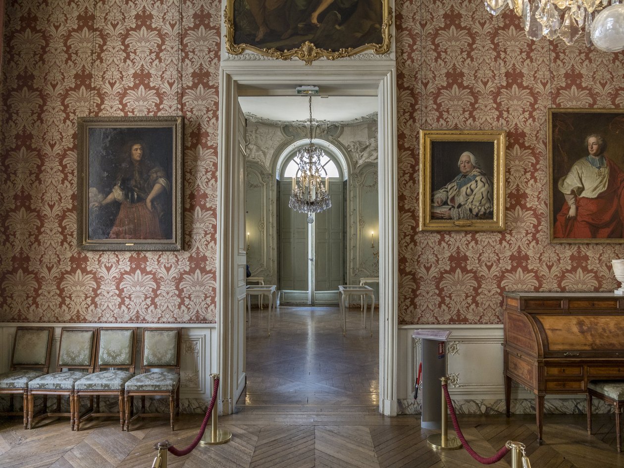 Retratos de homens incluindo o de Armand Gaston de Rohan (1674-1749), em traje de cardeal, pintura de Hyacinthe Rigaud (1659-1743). Grande gabinete do príncipe, o arquitecto Germain Boffrand (1667-1754). Hotel de Soubise, Paris de Unbekannt