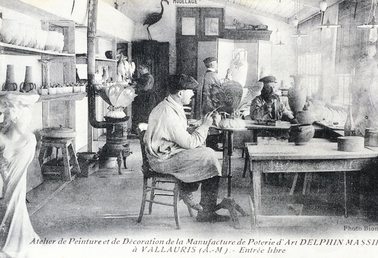 Cartão postal retratando artesãos a trabalhar fazendo cerâmica de arte Delphin Massier em Vallauris de Benjamin Baud