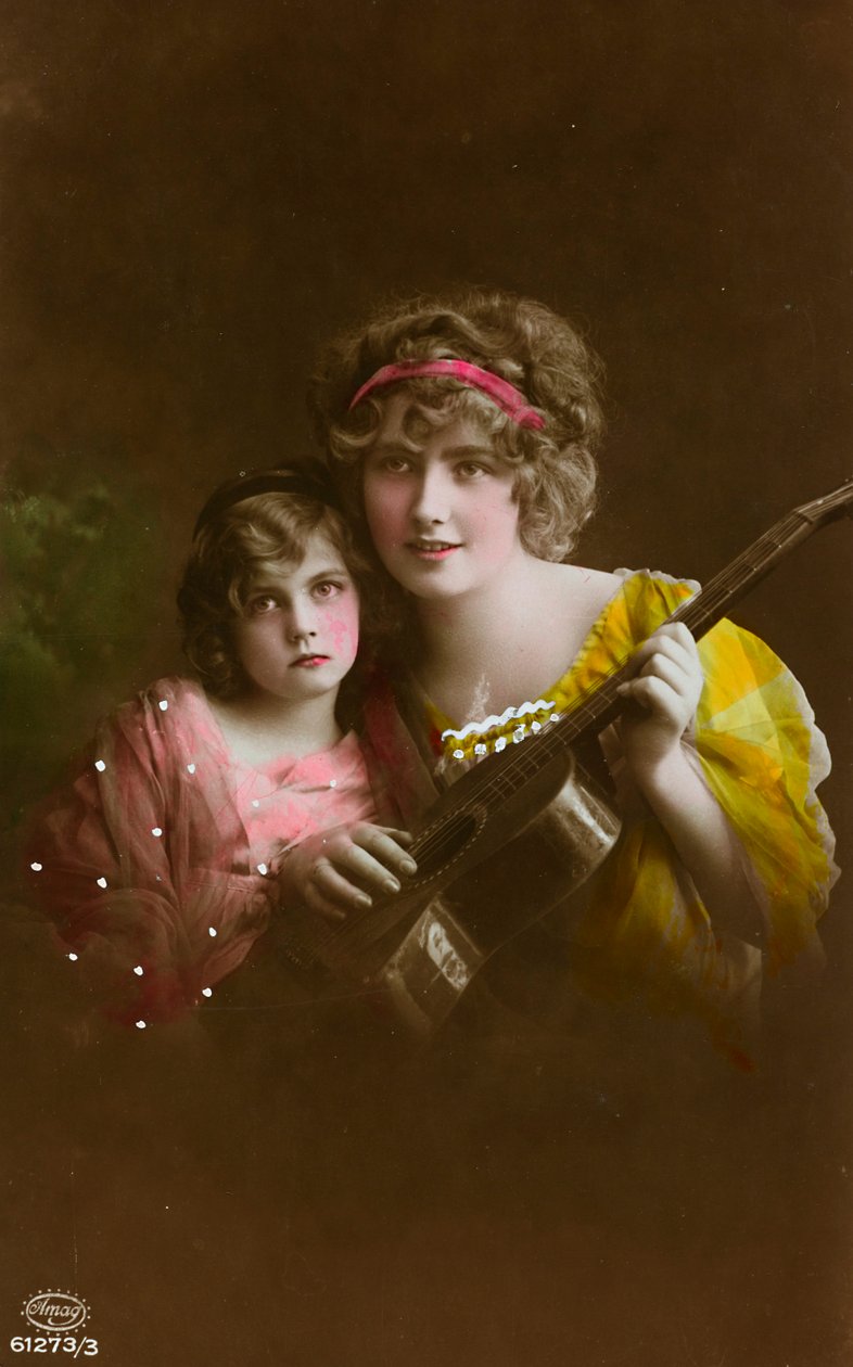 Postal com a imagem de duas mulheres com uma guitarra, "Album para Tarjetas postales" de Unbekannter Künstler