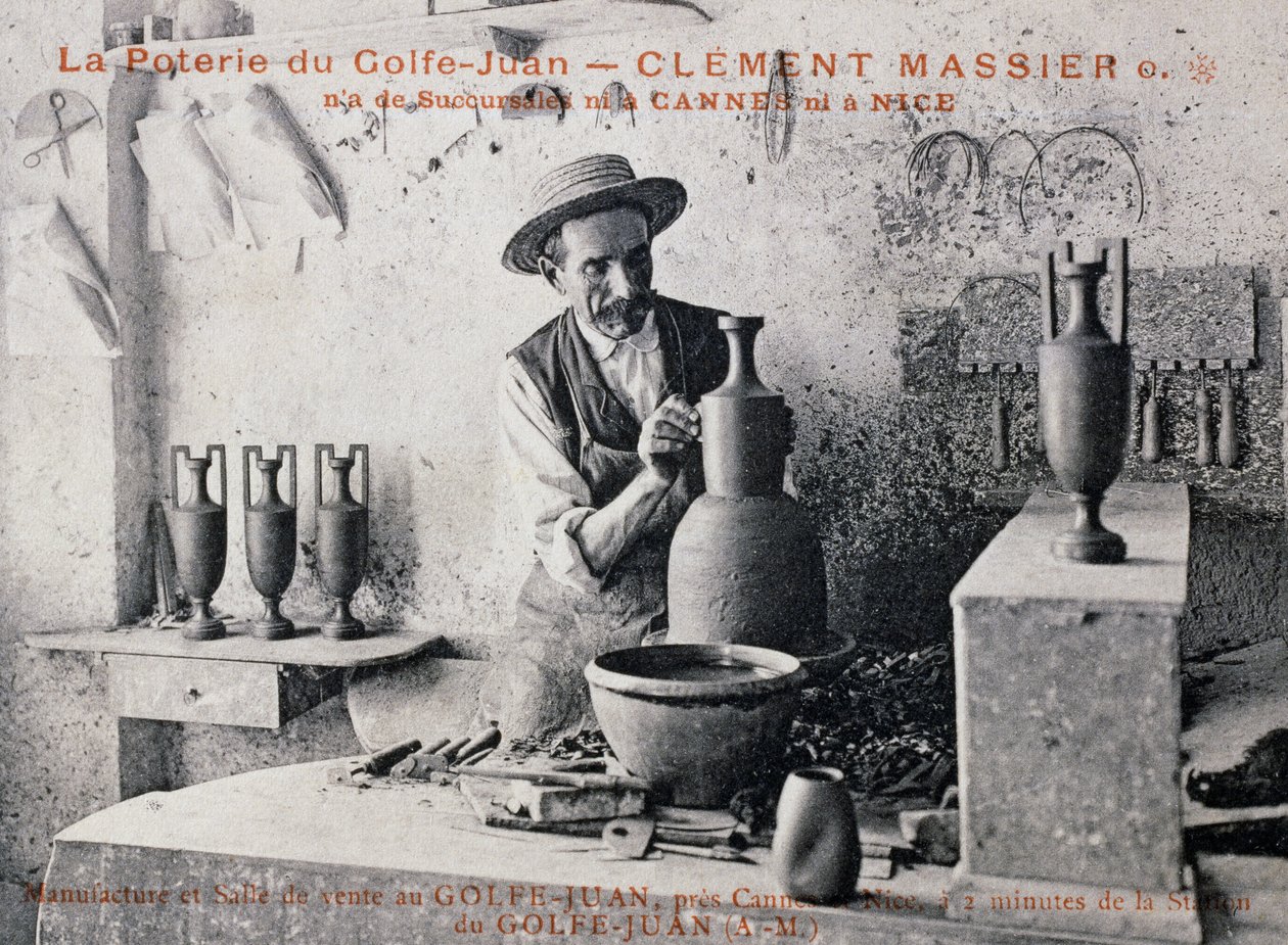 Cartão postal com Clement Massier (1844-1917), mestre oleiro de Poterie de Golf-Juan a trabalhar no seu estúdio, França, século XX de William M. Timlin