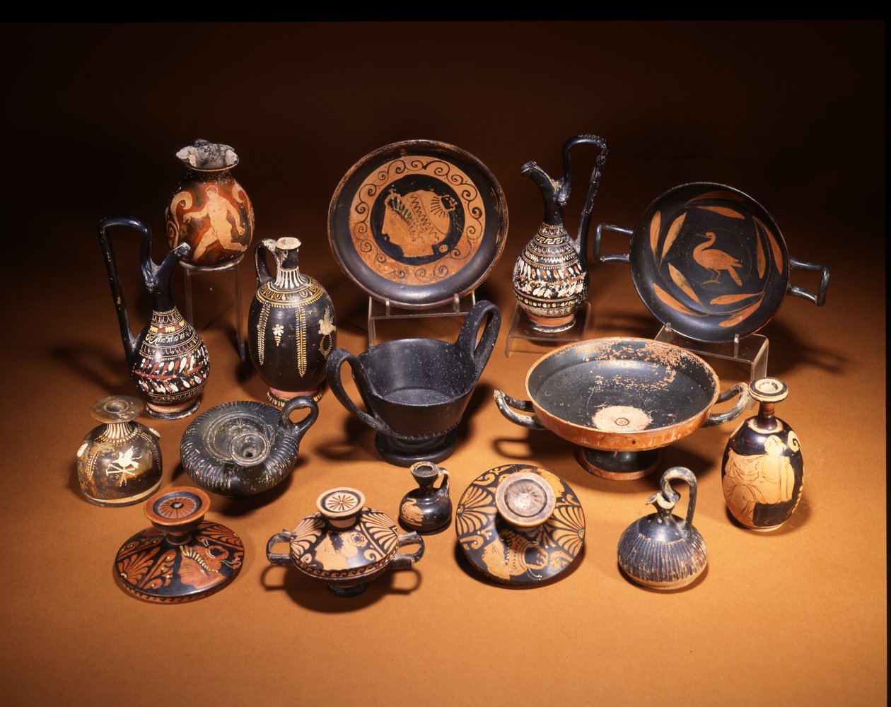 Grupo de cerâmica mostrando uma porcelana etrusca Bucchero kantharos e uma porcelana Gnathia guttus, no centro, ambas do século 6 a.C. (foto) de Unbekannt