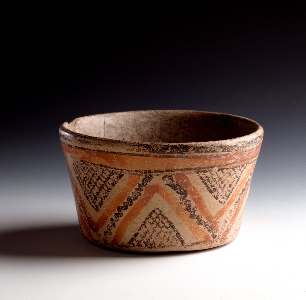 Arte pré-colombiana, civilização maia, período clássico: decoree de argila policromada de ziguezagues e triângulos. De Peten, Guatemala Sun. h. 10 x diam. 10,6 cm Guatemala, Museo Nazionale di Archeologia e Etnologia - Arte Pré-colombiana, Civilização Maia de Unbekannt