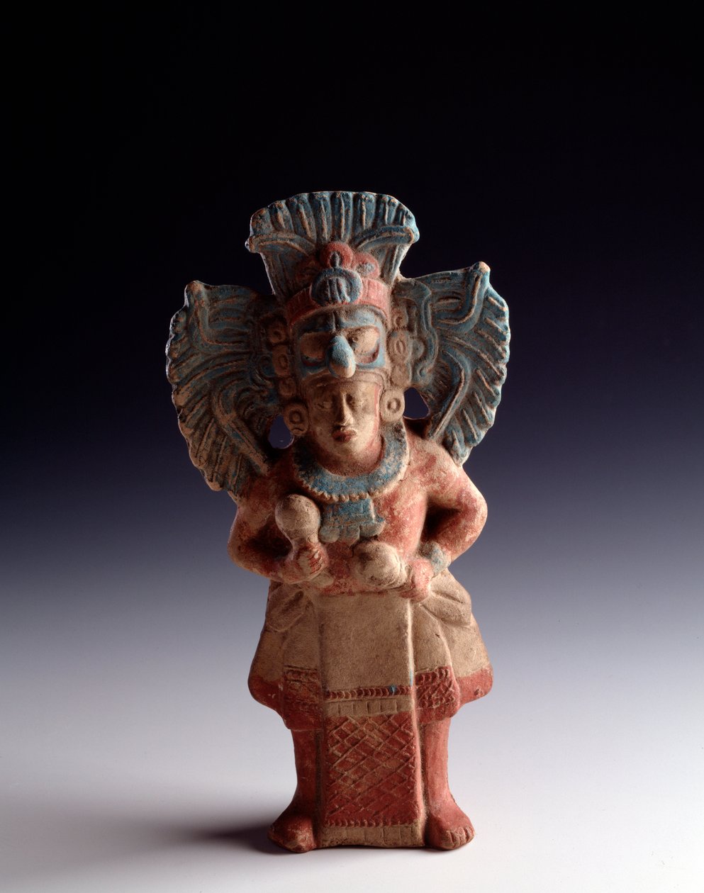 Arte pré-colombiana, civilização maia, período clássico tardio: estatueta de barro antropomórfico representando uma figura em pé, tem a função de instrumento musical. de Nebaj, Quiche, Guatemala. Dim. 21x11 cm Guatemala, Museo Nazionale di Archeologia e de Unbekannt