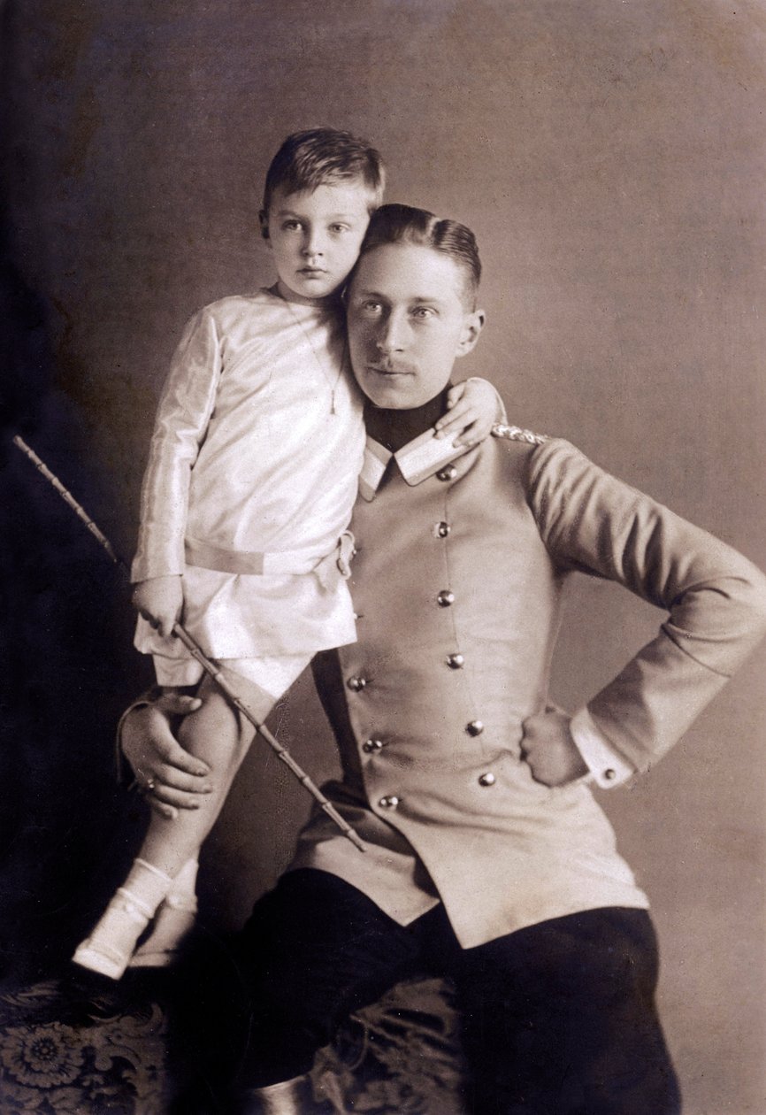 O príncipe Guilherme de Hohenzollern (1882-1951), também conhecido como príncipe herdeiro, filho do kaiser Guilherme II, com o seu filho mais velho, também chamado Wilhelm, Fotografia de Selle und Kuntze de Unbekannter Künstler