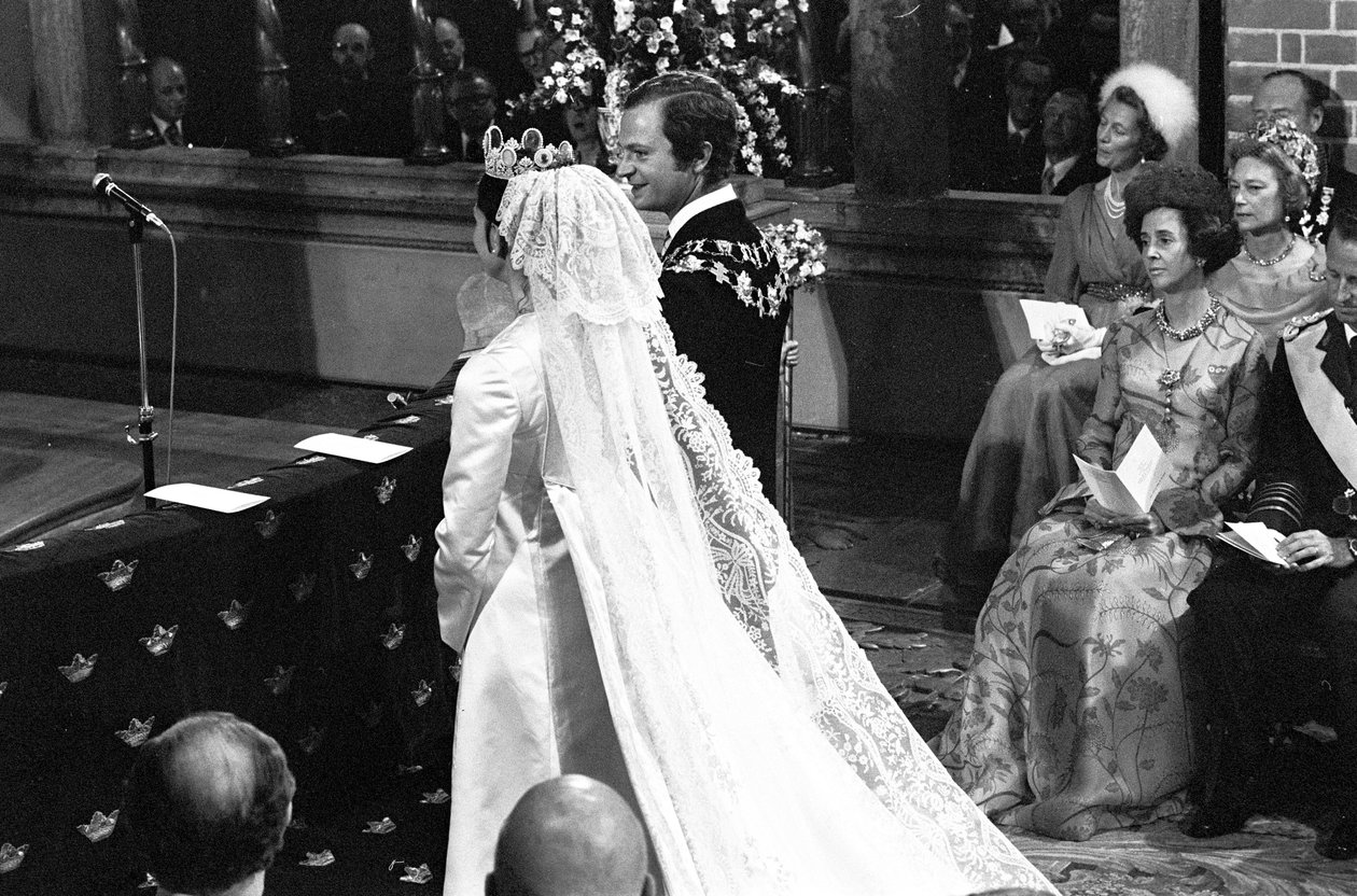 A rainha Silvia e o rei Carl XVI Gustaf durante a cerimónia de casamento em Storkyrkan, em Estocolmo de Unbekannter Künstler