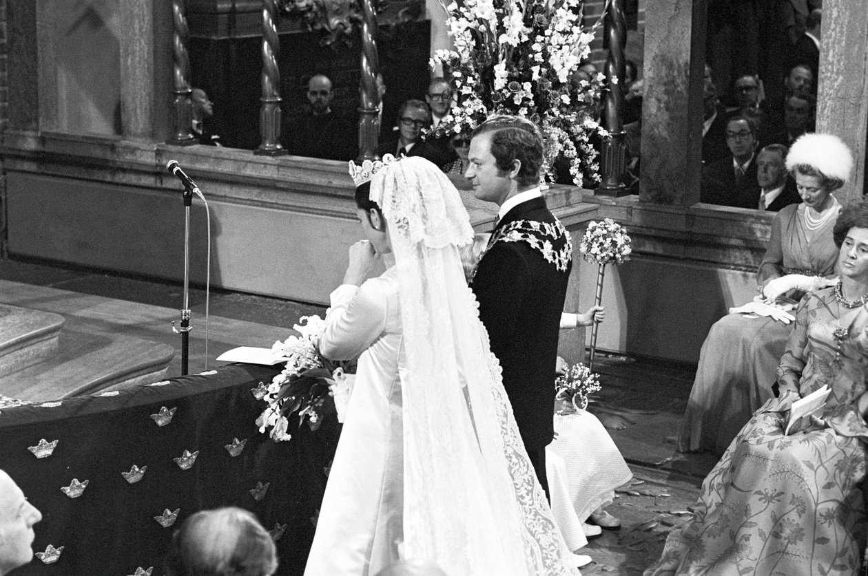 A rainha Silvia e o rei Carl XVI Gustaf durante a cerimónia de casamento em Storkyrkan, em Estocolmo de Unbekannter Künstler