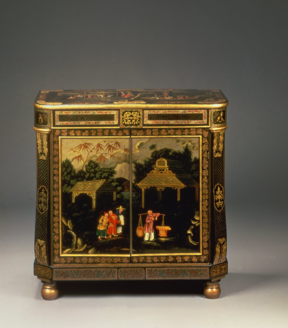 Regency tole peinte lateral envernizado preto, mostrando as portas da frente pintadas com figuras de mercadores em uma paisagem, raro, c.1815 (lata envernizada) (ver também 66992) de Unbekannt