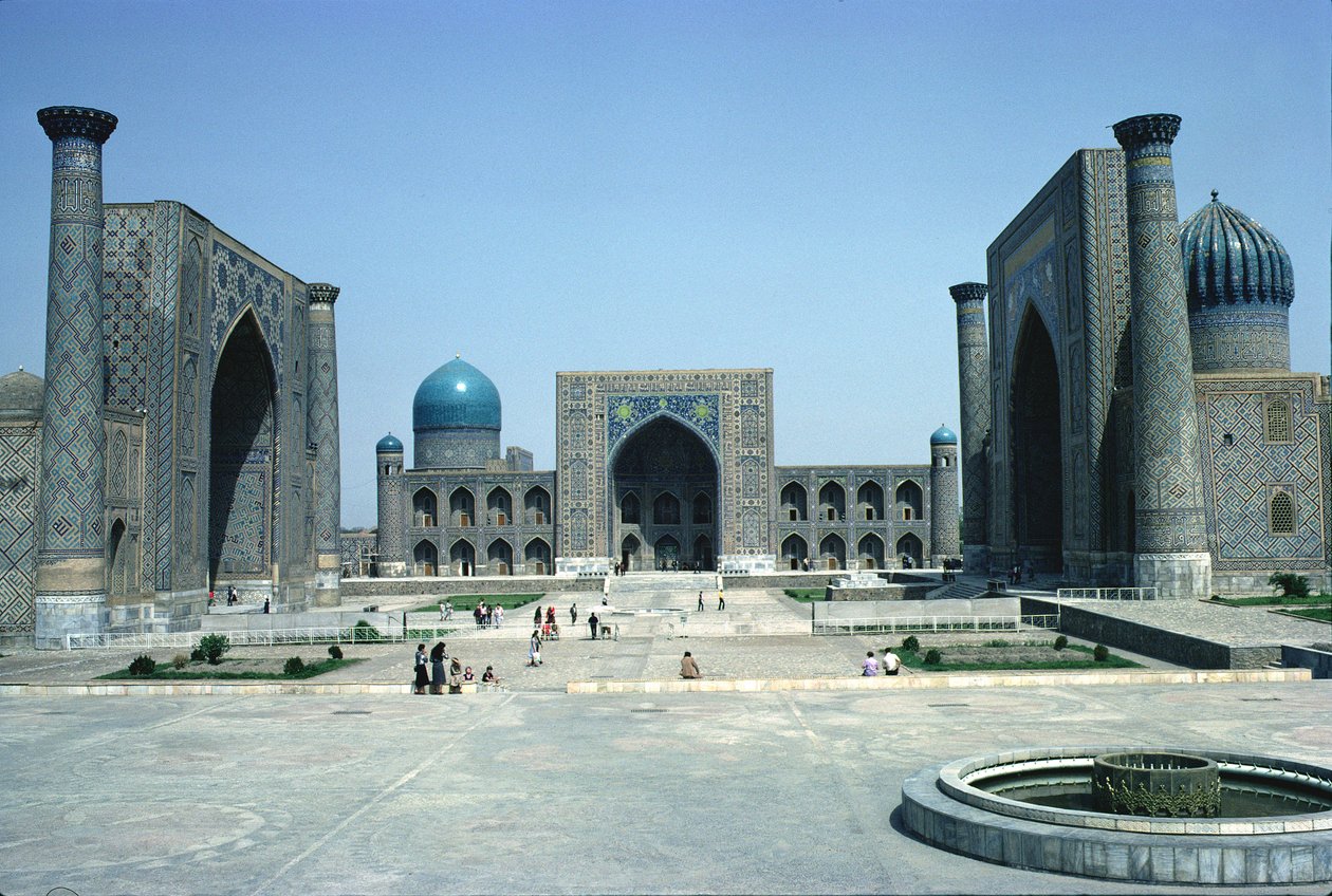 Registan, com as três faculdades religiosas maometanas (madrasahs) (foto) de Unbekannt