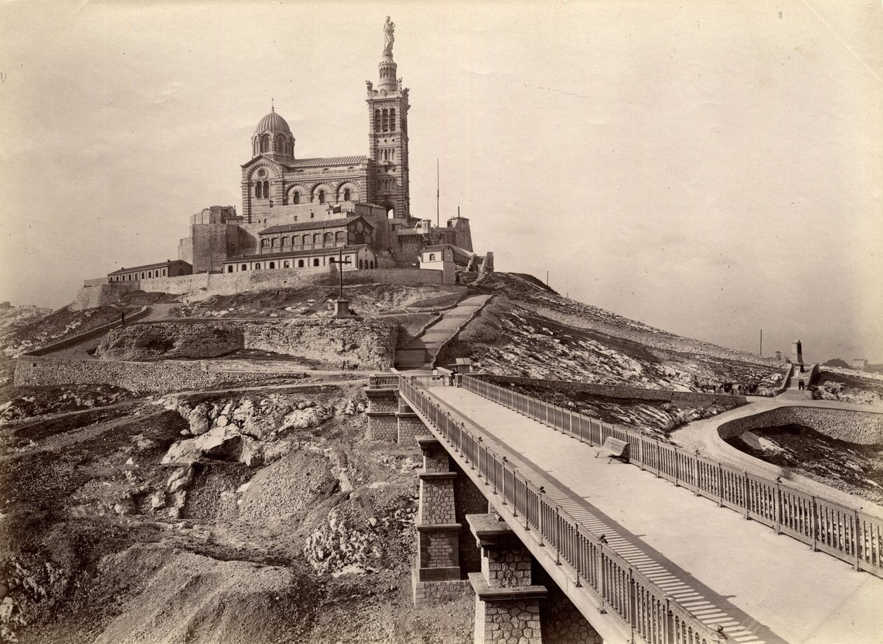 Arquitectura religiosa: vista exterior da Basílica de Notre Dame de la Garde (Notre-Dame-de-la-Garde), também chamada "Boa Mãe" (1853-1864), construída depois dos planos do arquitecto Henry Esperandieu (1829-1874). Marseille, Bouches du Rhone (13), cen de William M. Timlin