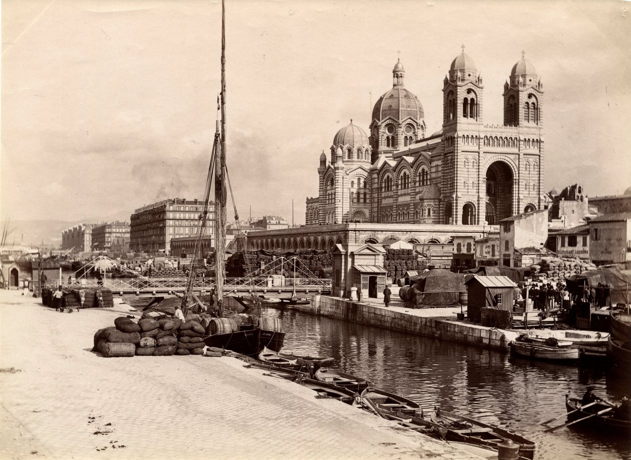 Arquitectura religiosa: vista exterior da catedral basílica Sainte Marie Maggiore (Sainte-Marie-Maggiore), construída entre 1852 e 1893 segundo os planos do arquitecto Leon Vaudoyer (1803-1872). Marselha, Bouches du Rhone (13), cenótipo da mendicância de William M. Timlin