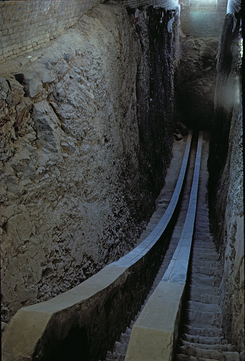 Restos do sextante do Observatório de Ulugh Beg, período Timúrido, construído em 1420 (foto) de Unbekannt