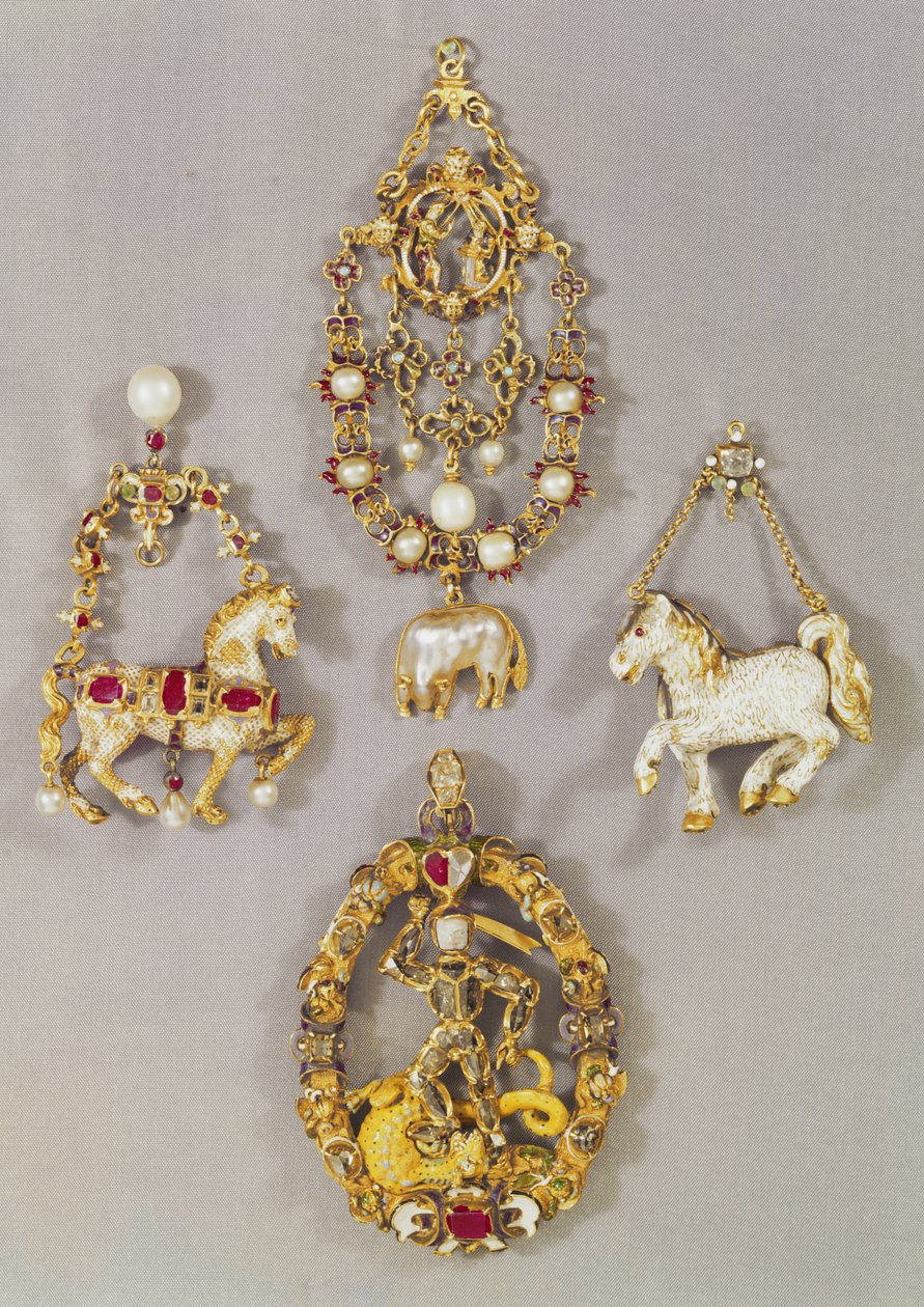 Joalharia renascentista de LtoR e TtoB: Distintivo da ordem do velo e da anunciação, final do século XVI (ouro e esmalte); Pendente em forma de garanhão, final do século XVI; Pendente espanhol em forma de cavalo, final do século XVI (g de Unbekannt