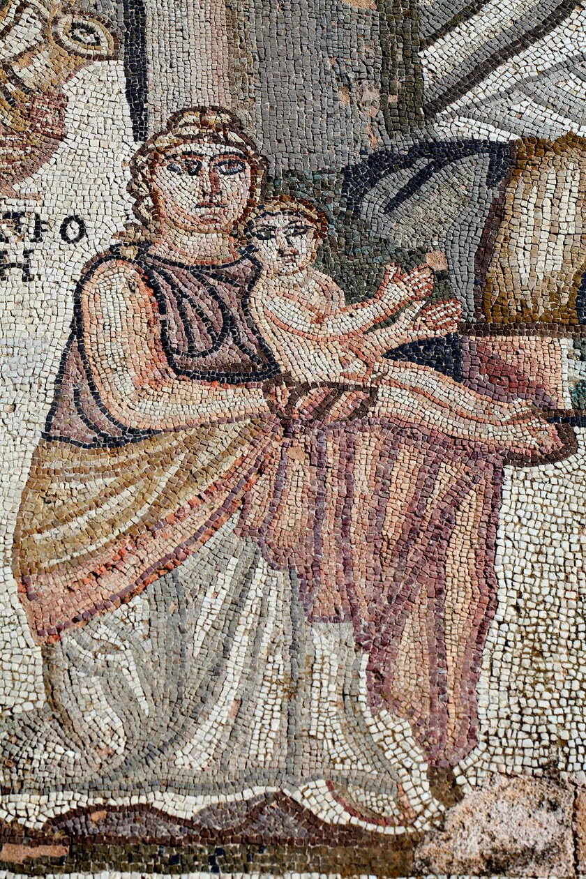 Representação do recém nascido Aquiles com sua enfermeira, Anatrophe - Detalhe do painel representando o primeiro banho de Aquiles - Paphos Mosaics, a vila do século V d.C. - Chipre - Achilles nouveau ne avec sa nourrice, Anatrophe - Detalhe de de Unbekannt