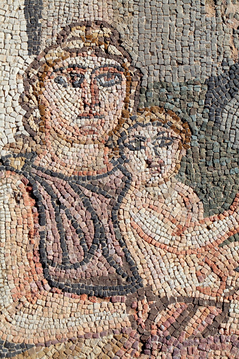 Representação do recém nascido Achilles com sua enfermeira, Anatrophe - Detalhe do painel representando o primeiro banho de Achilles - Paphos Mosaics, a vila do século V d.C. - Chipre - Achilles nouveau ne avec sa nourrice, Anatrophe - Detalhe de de Unbekannt